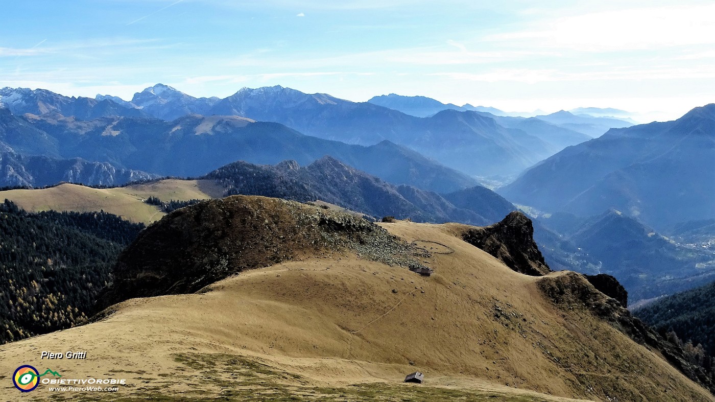 51 Dalla vetta del Mincucco (2001 m) vista sul torrione roccioso con croce (1832 m).JPG -                                